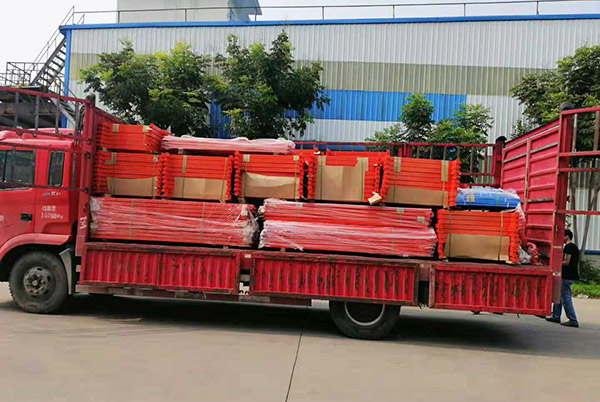 夏日炎炎，從卸貨到貨架安裝完成，安裝團隊斗酷暑艱辛施工